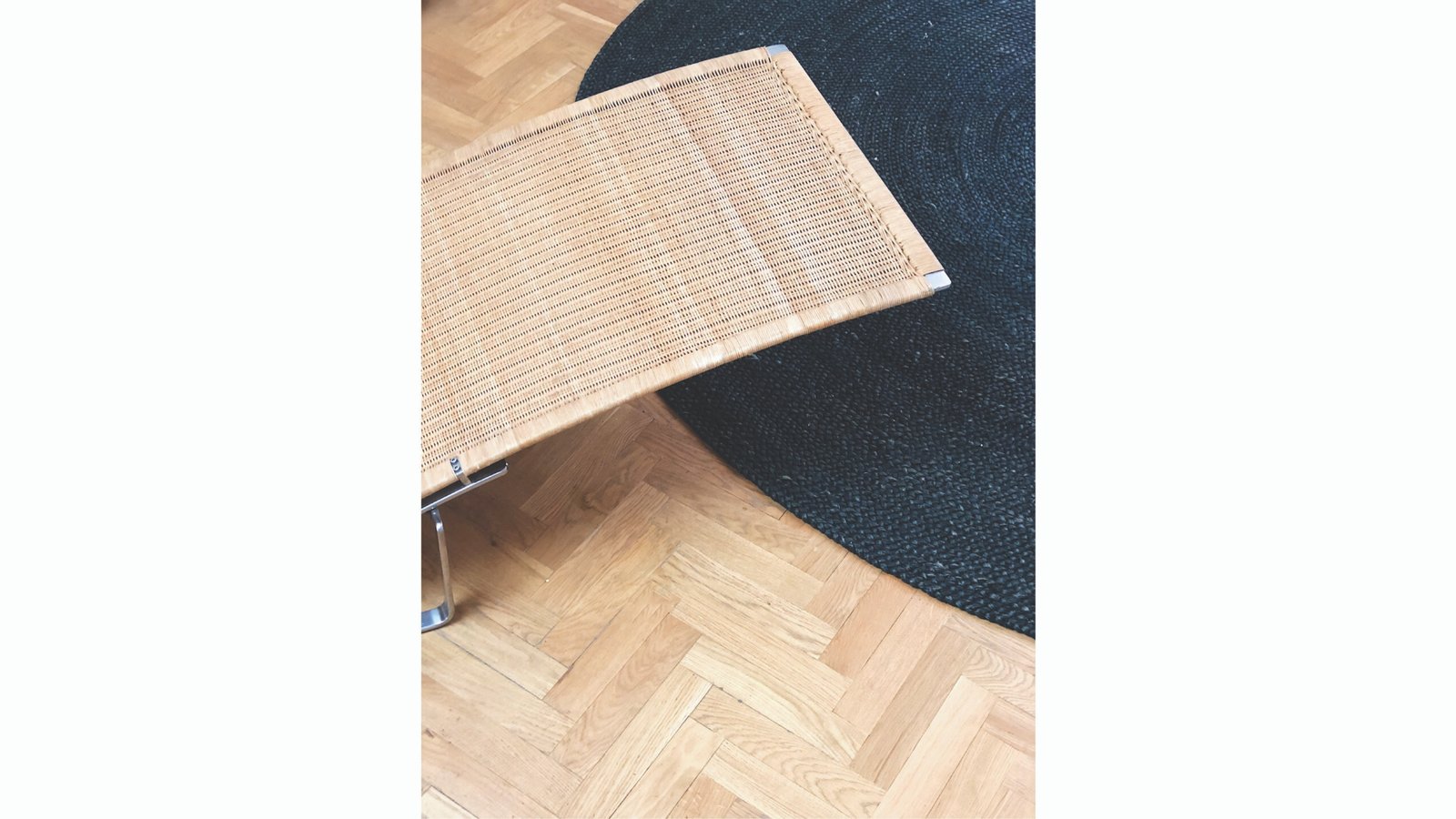 2. PK24™ Lounge Chair