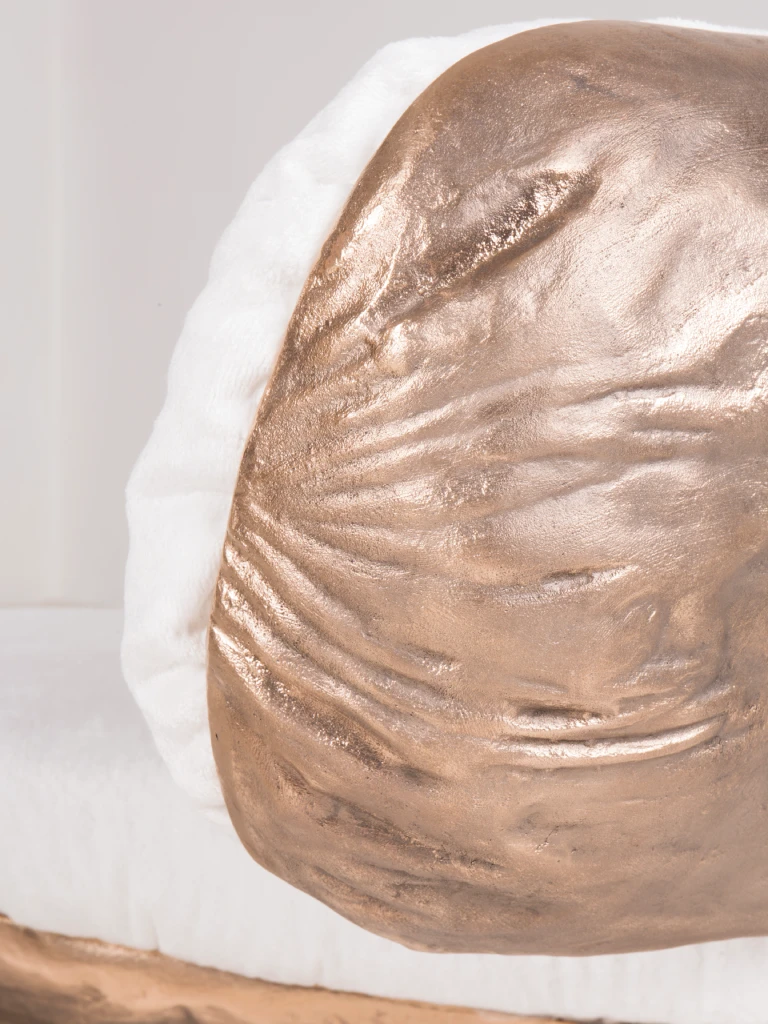 M + T - Sacco-Alato-Detail-Bronze-Roberto-Matta-White-01-ph_Mattia_Tonelli