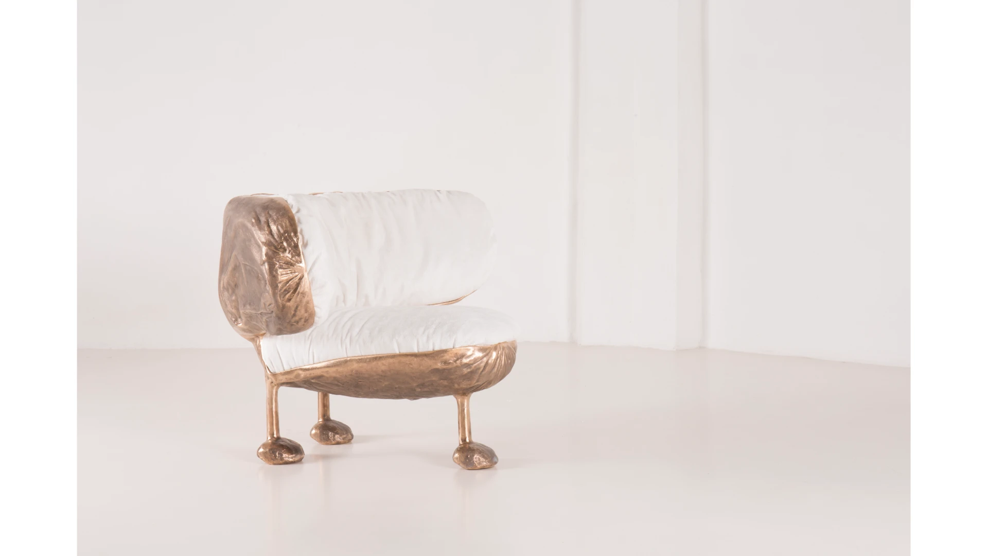 Sacco-Alato-Bronze-Roberto-Matta-White-01-ph_Mattia_Tonelli