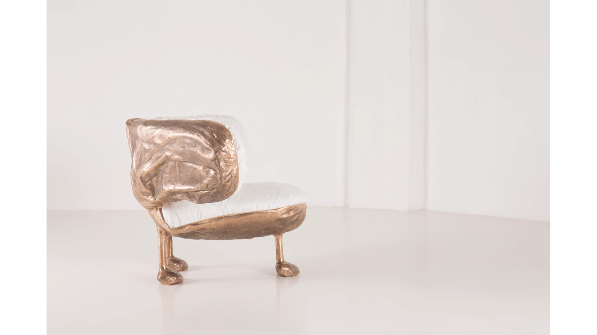 Sacco-Alato-Bronze-Roberto-Matta-White-02-ph_Mattia_Tonelli