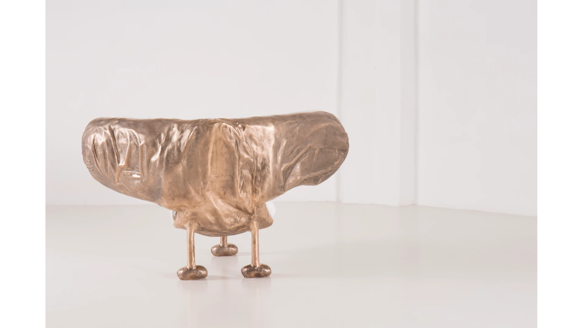 Sacco-Alato-Bronze-Roberto-Matta-White-03-ph_Mattia_Tonelli