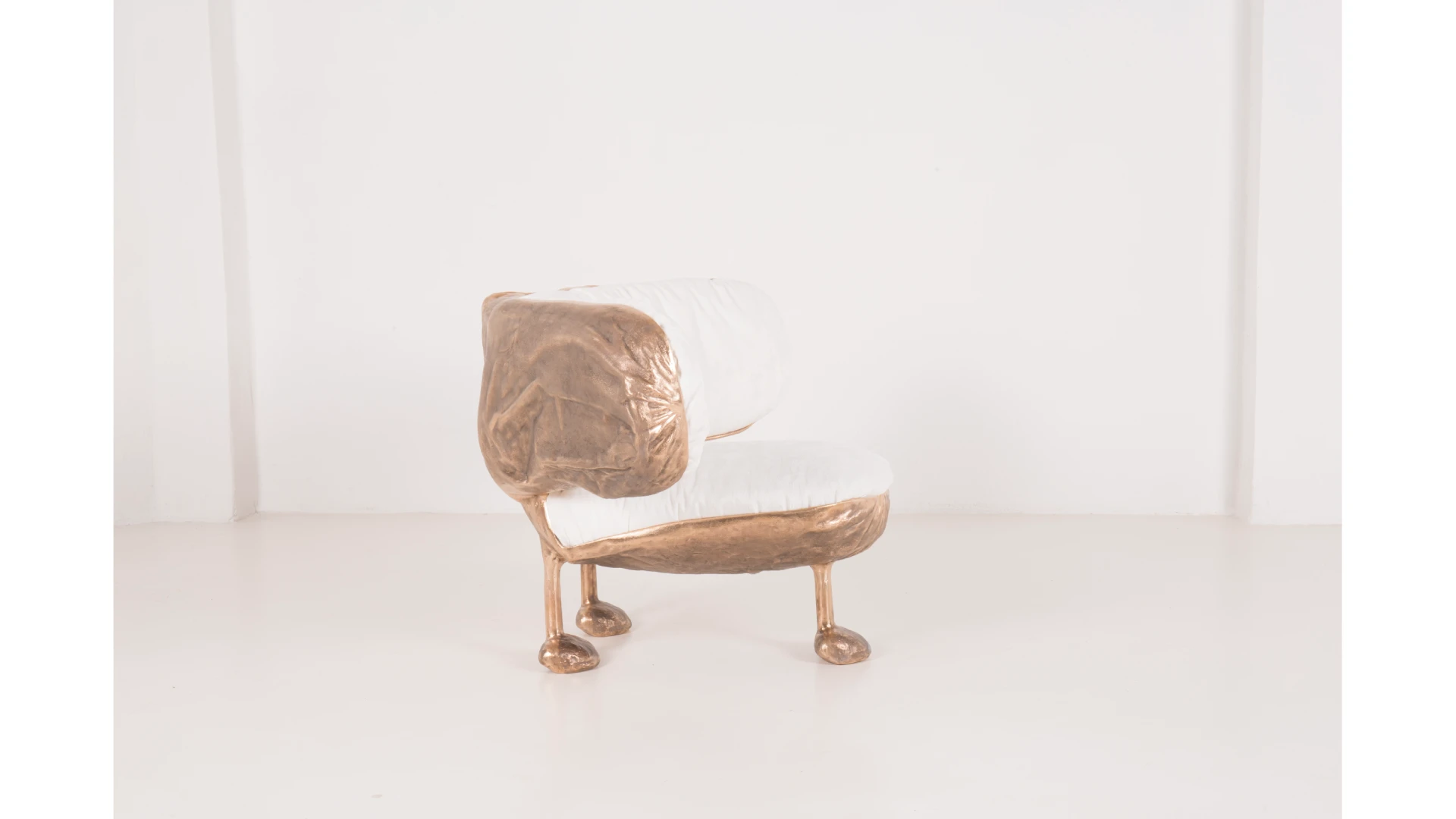 Sacco-Alato-Bronze-Roberto-Matta-White-04-ph_Mattia_Tonelli