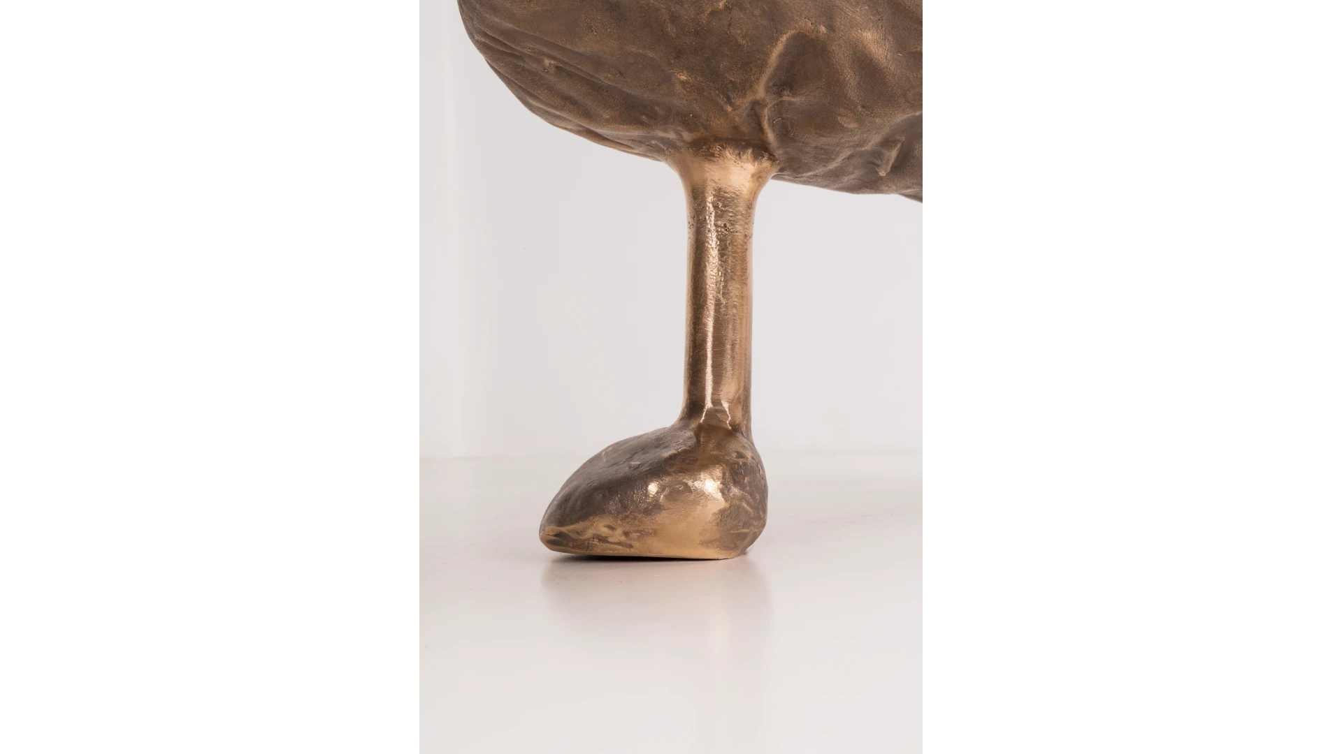 Sacco-Alato-Detail-Bronze-Roberto-Matta-White-03-ph_Mattia_Tonelli