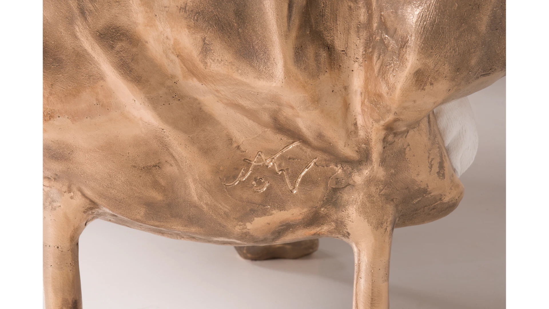 Sacco-Alato-Detail-Bronze-Roberto-Matta-White-04-ph_Mattia_Tonelli